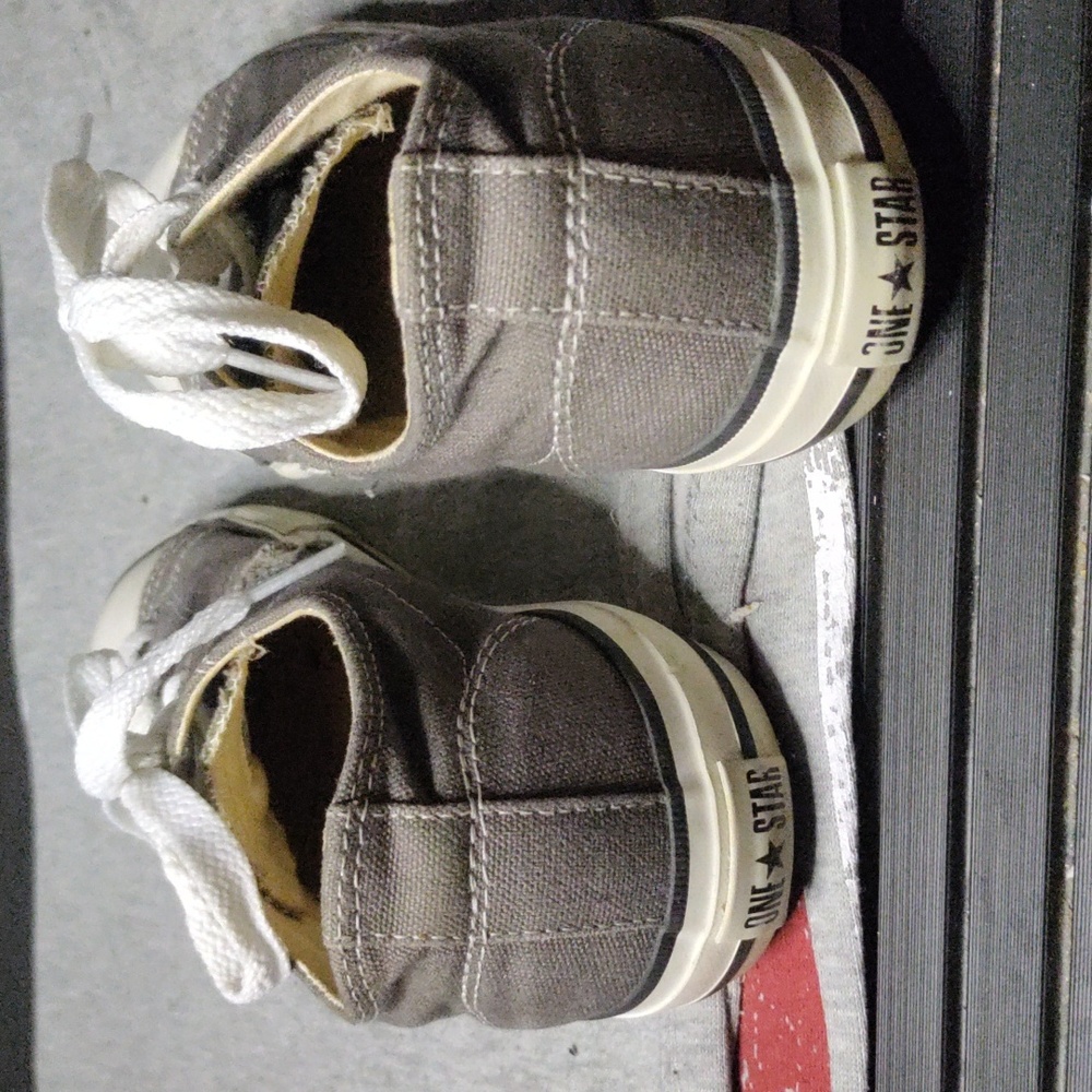 Converse one star Junior size 5 gray and white sneakers - Picture 3 of 6